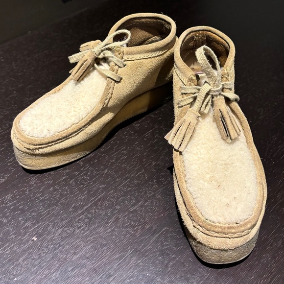 Clarks Wallaby boot, sheearling covered front - Picture 3 of 5